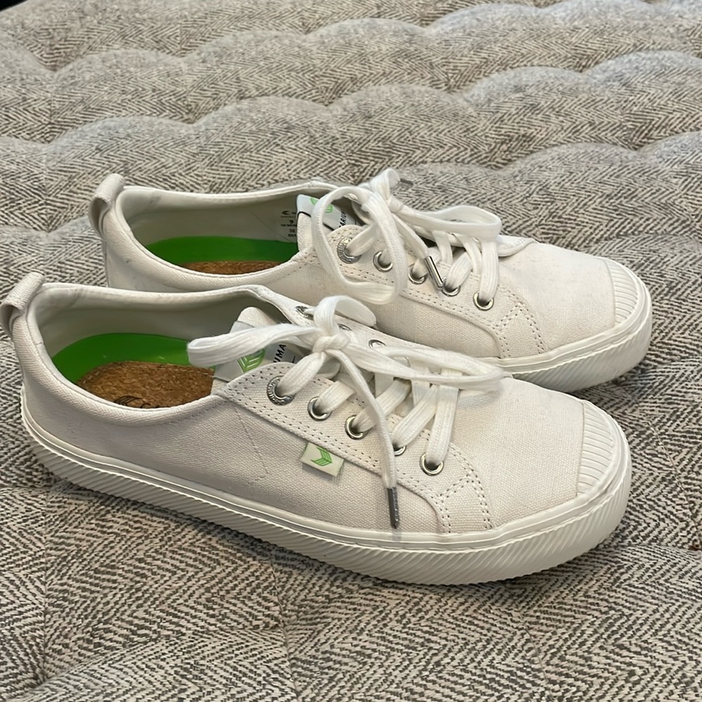 Cariuma size 9 women/7.5 men
